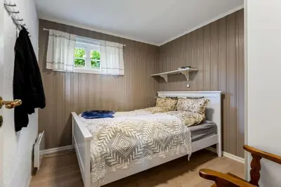 a small bedroom with a bed and a window at Bjødnabakkens innbydende in Beitostøl