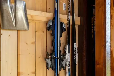 a pair of skis are hanging on a wall at Bjødnabakkens innbydende in Beitostøl