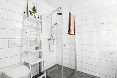 a white bathroom with a shower and a toilet at Stor og moderne leilighet i Indre Arna Bergen GRATIS PARKERING!! in Bergen