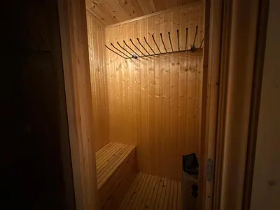 a small wooden sauna in a room at Bjødnabakkens historie in Beitostøl
