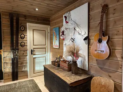 a room with a guitar hanging on the wall at Bjødnabakkens historie in Beitostøl