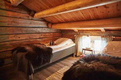 a bedroom with a bed in a log cabin at Billingen Seterpensjonat in Skjåk