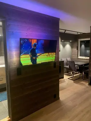 a living room with a tv in a room at Brobygget Mølla 101 in Kyrkjebøen