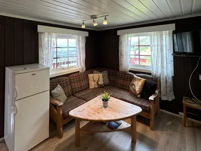 a living room with a couch and a table at Kvetos fjellhytte in Beitostøl