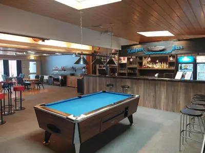 a pool table in a restaurant with a bar at Øiseth Hotell AS in Rendalen