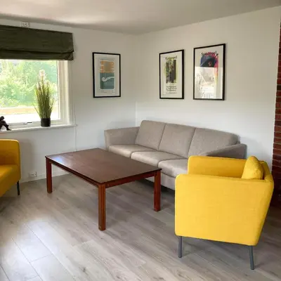 a living room with a couch and a coffee table at Store Ringheim Apartment - Villa Hjadlane in Vossevangen