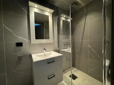 a bathroom with a sink and a shower at Riddertunets harmoni in Beitostøl